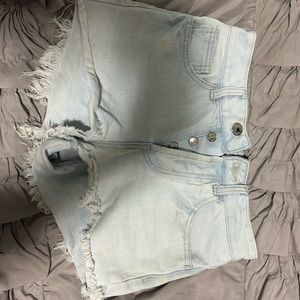 Cute summer shorts, short in the front a little longer in the back